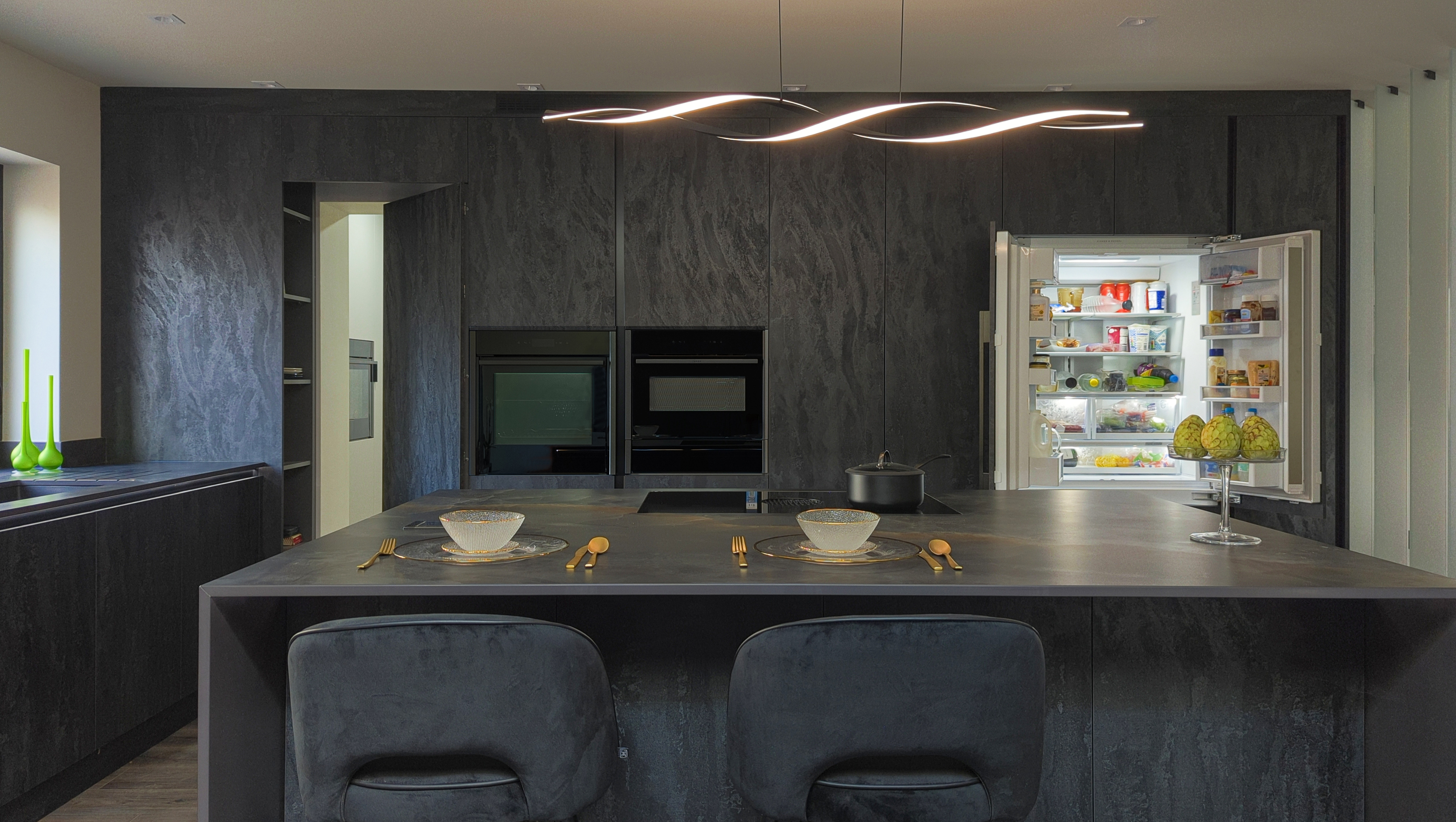 Charcoal Flow and Black Oak Kitchen in Cuffley